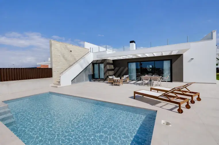 Villa moderna con piscina y terraza, arquitectura contemporánea en Alicante