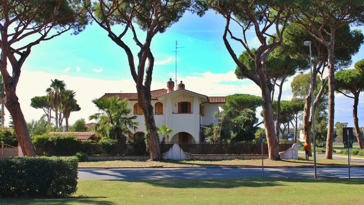 Chalet rodeado de pinos en una zona residencial de Alicante